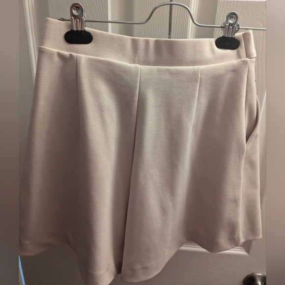 H&M Pleated Beige Shorts - XS - Picture 3 of 5